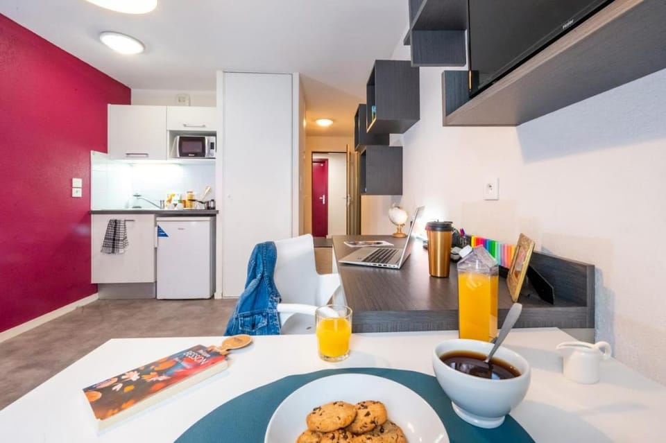 Property building, Kitchen or kitchenette, Food and drinks, Dining area, Food, stove