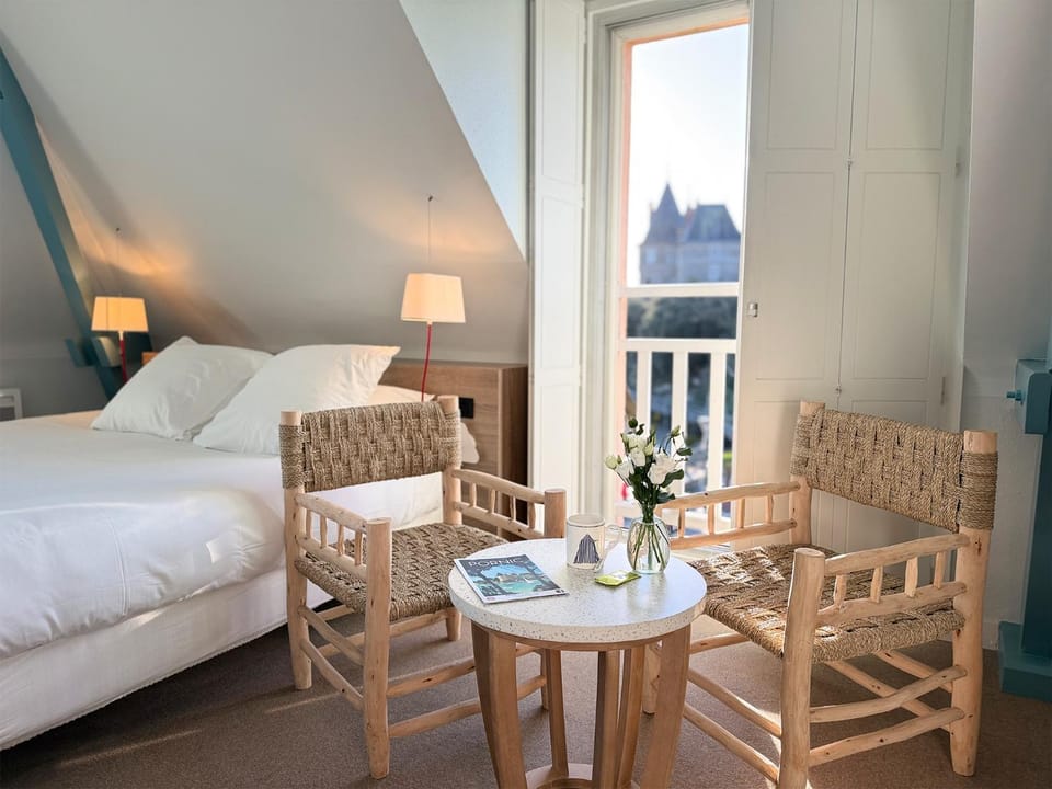 Bed, View (from property/room), Photo of the whole room, Seating area