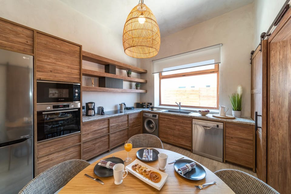 Coffee/tea facilities, Kitchen or kitchenette, Dining area