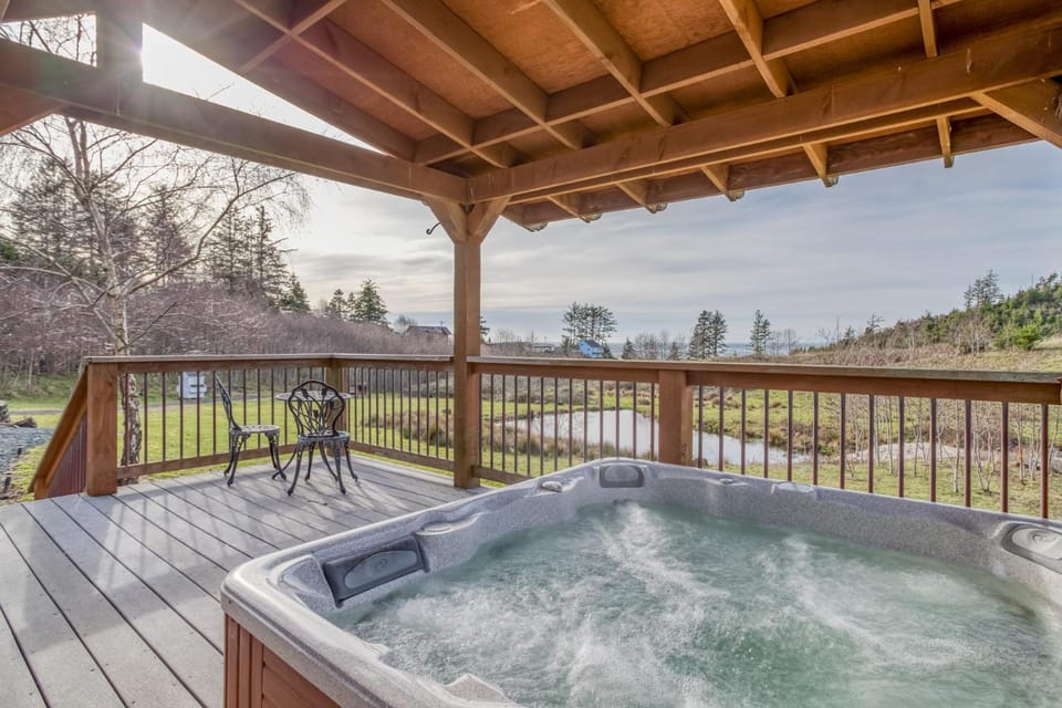 Netarts Coastal Retreat - Meredith Lodging House in Netarts
