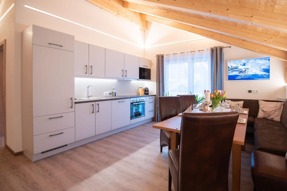 Patio, Natural landscape, On-site shops, Balcony/Terrace, Kitchen or kitchenette, Dining area, Mountain view, Supermarket/grocery shop