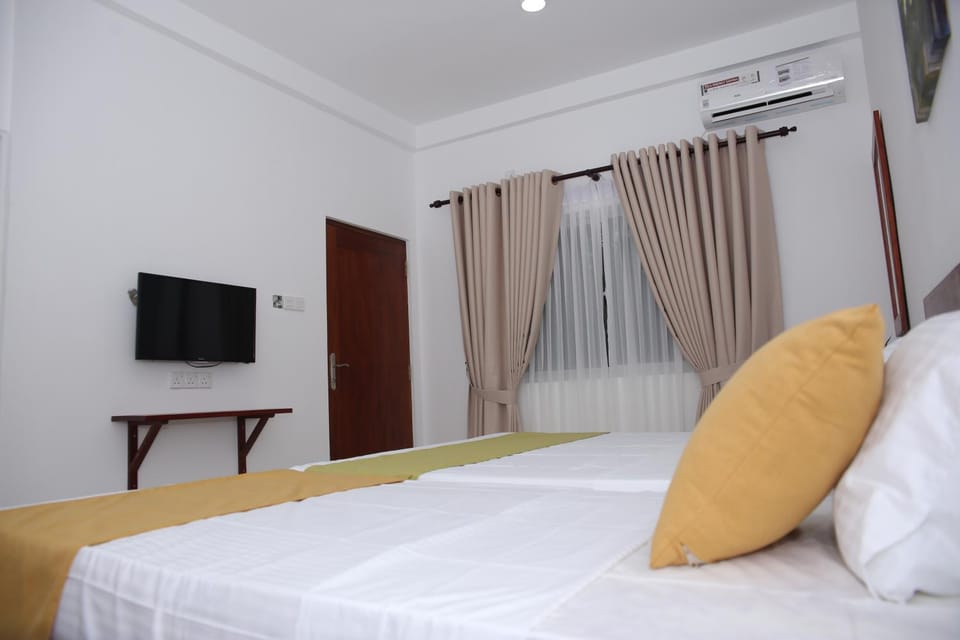 Communal lounge/ TV room, Bed, TV and multimedia, Bedroom