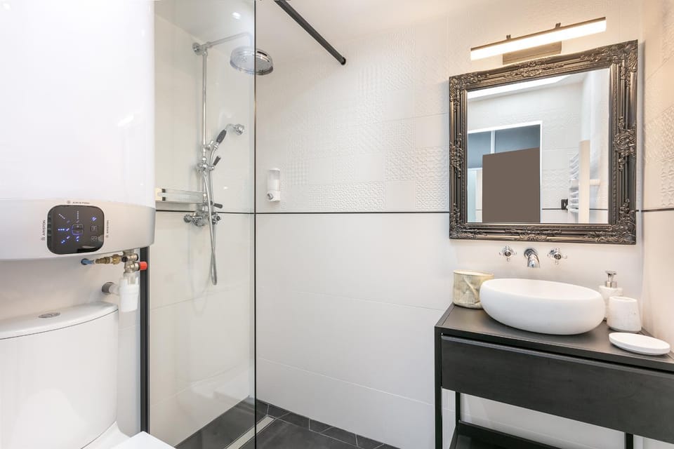 Shower, Toilet