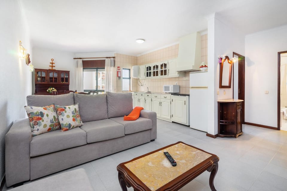 Kitchen or kitchenette, Living room, Seating area, Dining area, stove