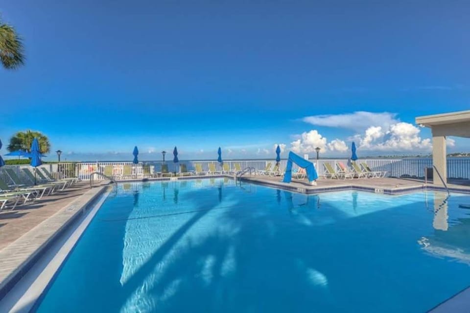 Beachy Vibes + Game Day Fun on the Bay! Apartment in Tampa