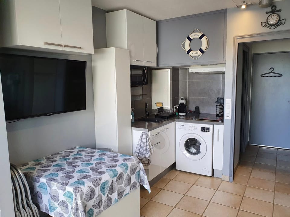 Joli studio cabine 2 à 5 pers ,plein de charme, bord de mer, Port Camargue Cabin in Le Grau-du-Roi