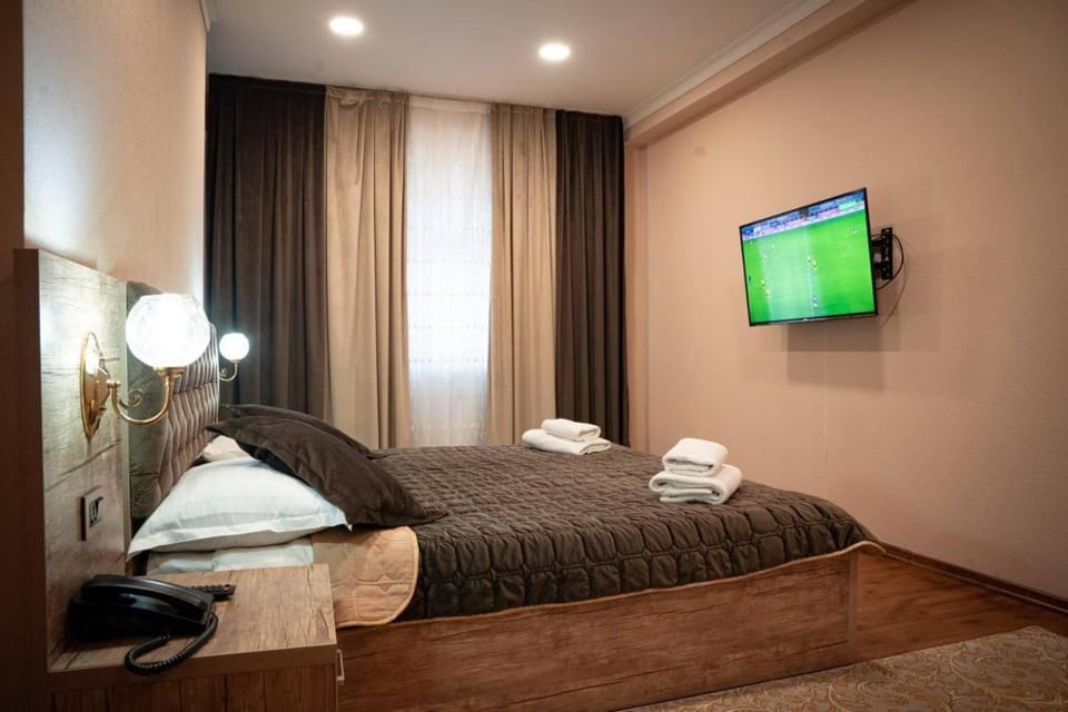 Bed, TV and multimedia, Photo of the whole room, Bedroom, towels