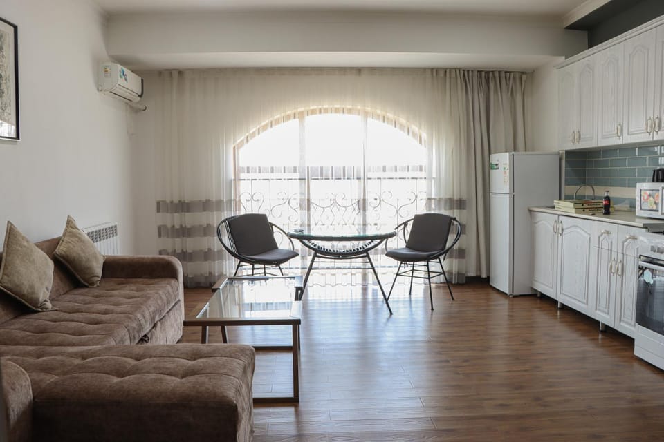 Kitchen or kitchenette, Seating area, Dining area, minibar, pet friendly, air conditioner