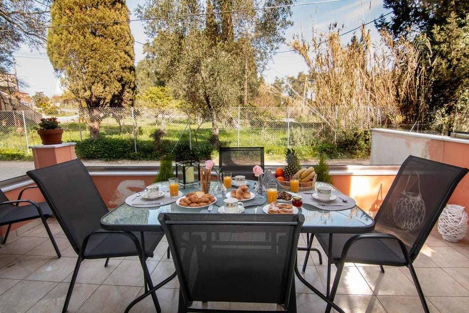 Patio, Day, Kitchen or kitchenette, Seating area, Dining area