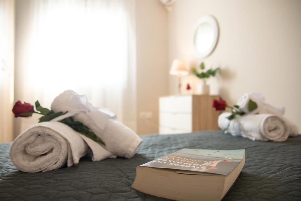 Bed, Bedroom, towels