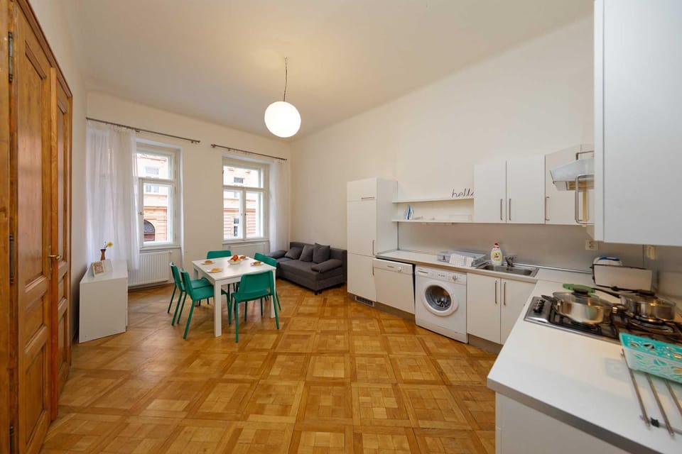 Kitchen or kitchenette, Living room, Seating area, Dining area