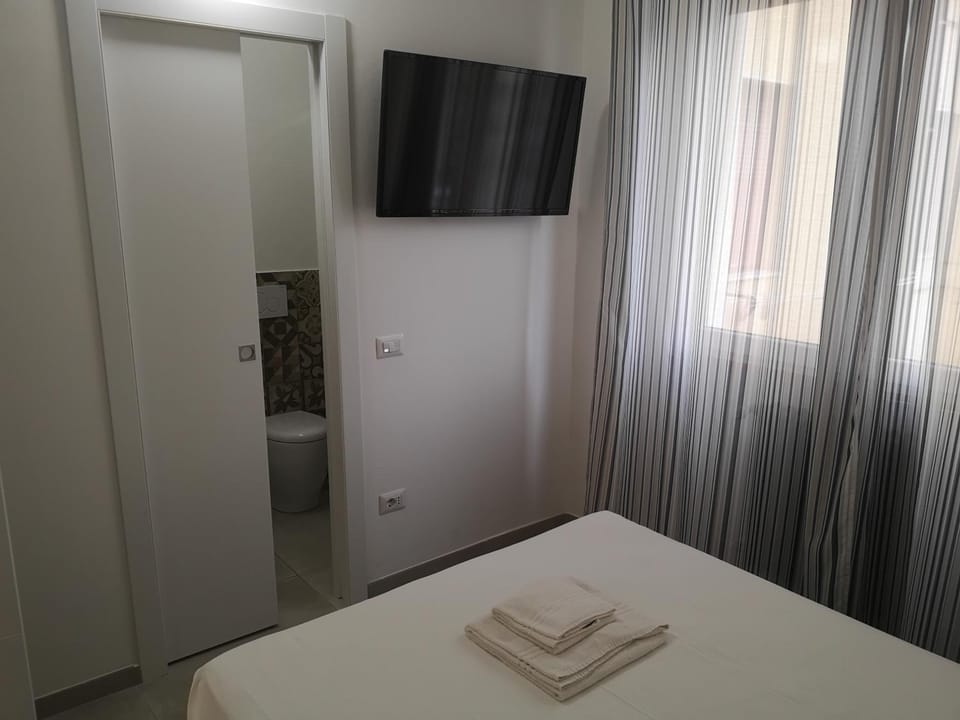 Bed, TV and multimedia, Bedroom, towels