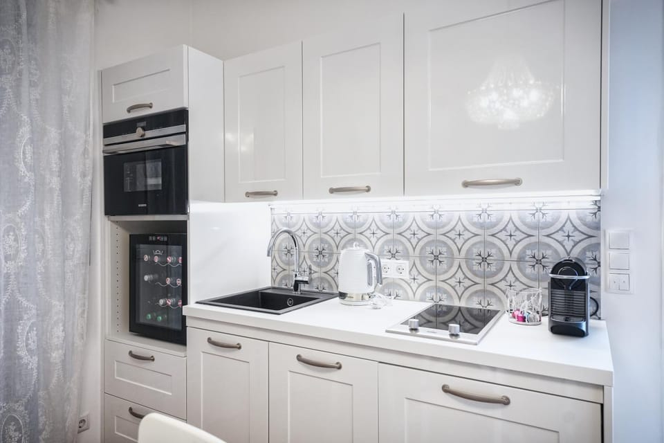 Coffee/tea facilities, Kitchen or kitchenette, stove