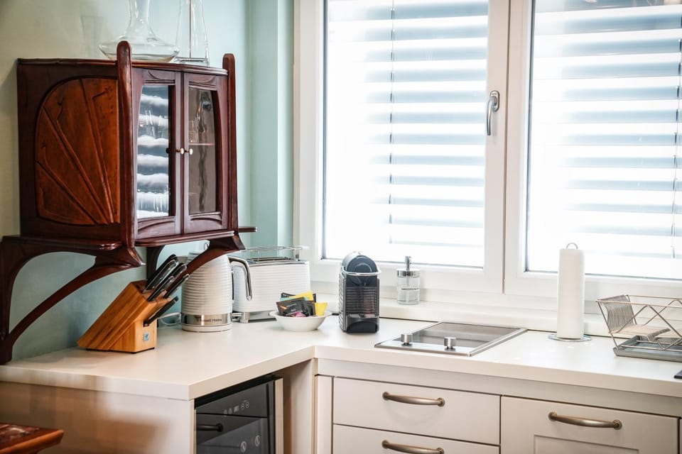 Coffee/tea facilities, Kitchen or kitchenette, stove