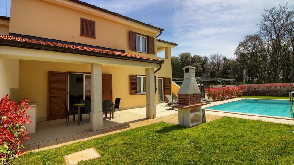 Luxury Villa Olivia with pool , 200m from the beach Villa in Banjole