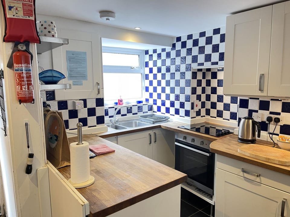 Property building, Kitchen or kitchenette, Dining area, dishwasher, stove