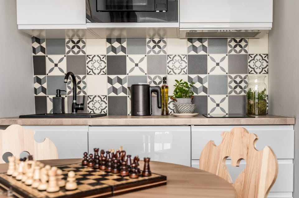 Coffee/tea facilities, Kitchen or kitchenette, stove