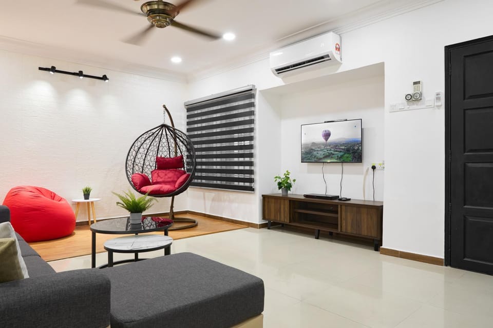 Communal lounge/ TV room, TV and multimedia, Living room, Seating area, air conditioner