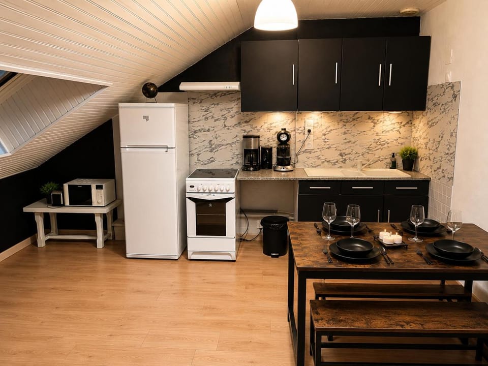 Coffee/tea facilities, microwave, oven, stove, kitchen