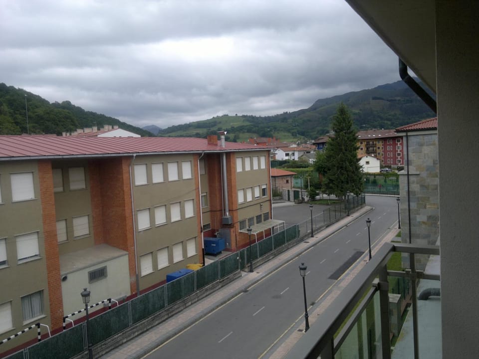 Neighbourhood, Balcony/Terrace, Mountain view, Street view