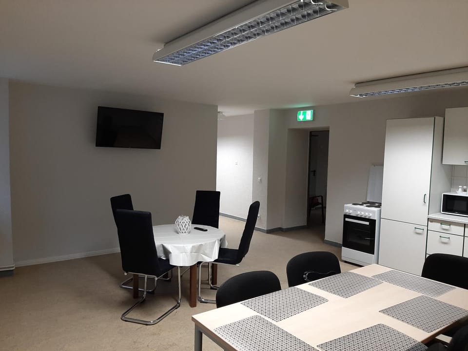 Communal lounge/ TV room, TV and multimedia, Kitchen or kitchenette, Seating area, Dining area