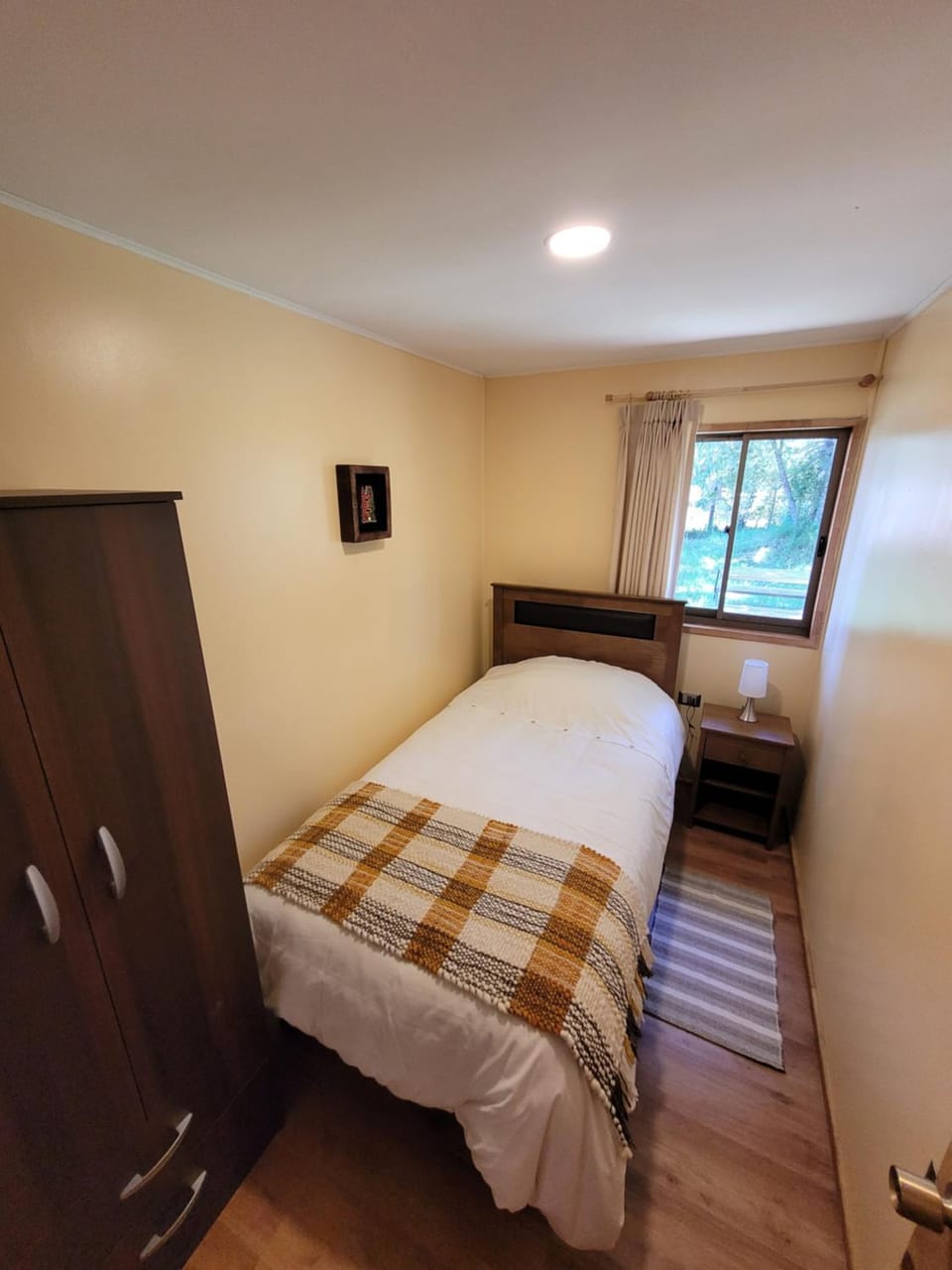 Photo of the whole room, Bedroom, wardrobe