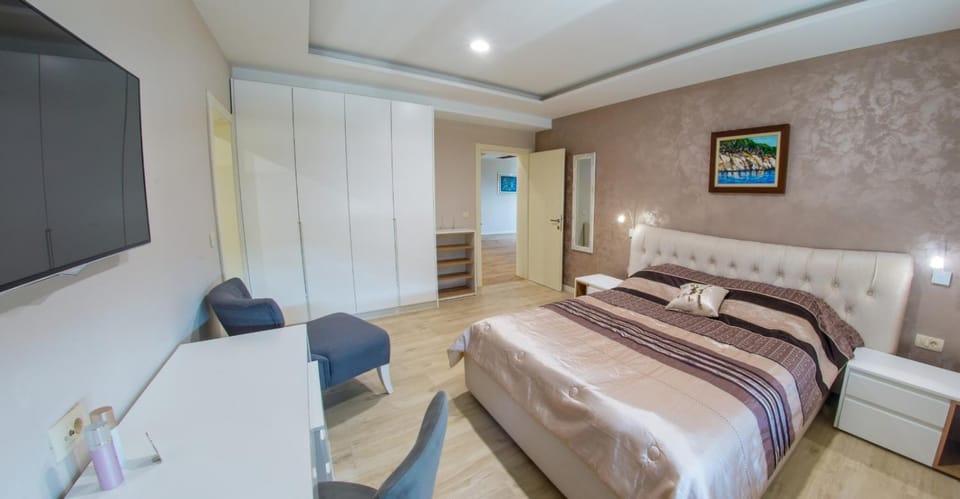Photo of the whole room, Bedroom