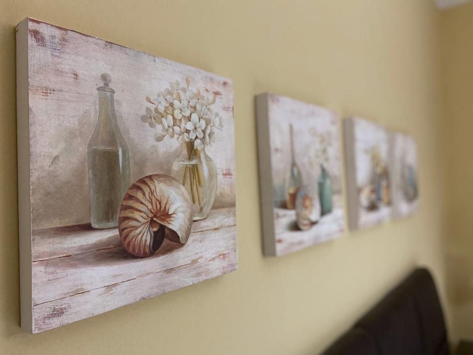 Photo of the whole room, Decorative detail