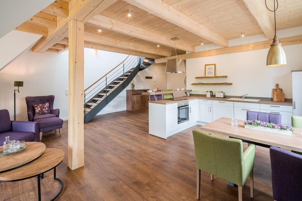 Kitchen or kitchenette, Living room, Seating area, Dining area