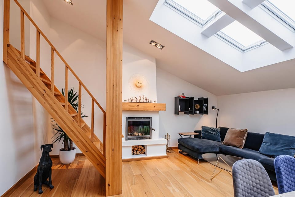 TV and multimedia, Living room, Decorative detail, Seating area