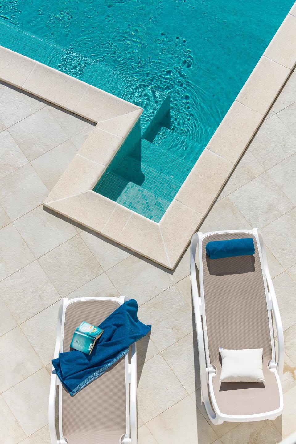 Swimming pool, sunbed, towels