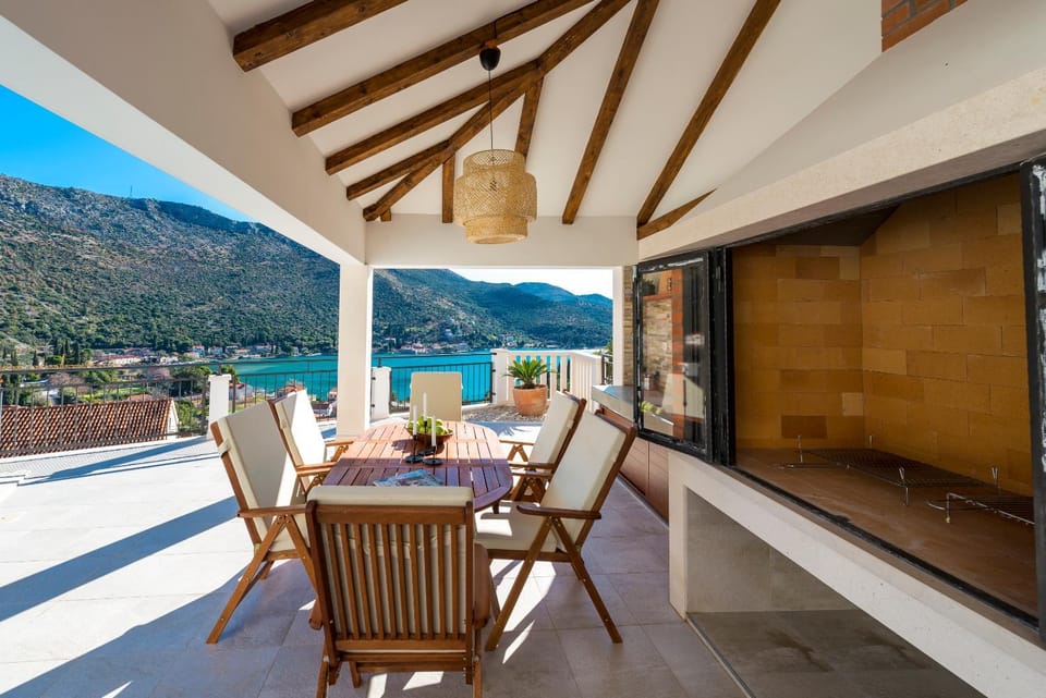 Natural landscape, View (from property/room), Balcony/Terrace, Dining area, Sea view