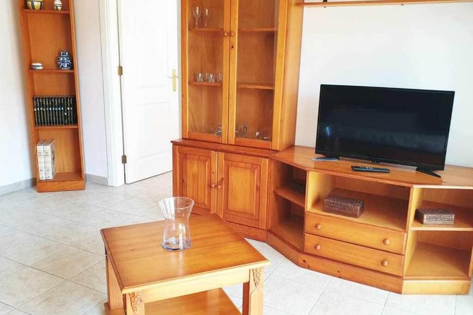 Communal lounge/ TV room, TV and multimedia, wardrobe