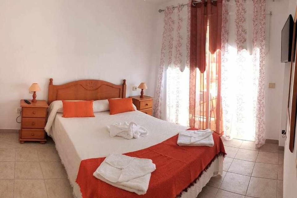 Bed, TV and multimedia, Photo of the whole room, Bedroom