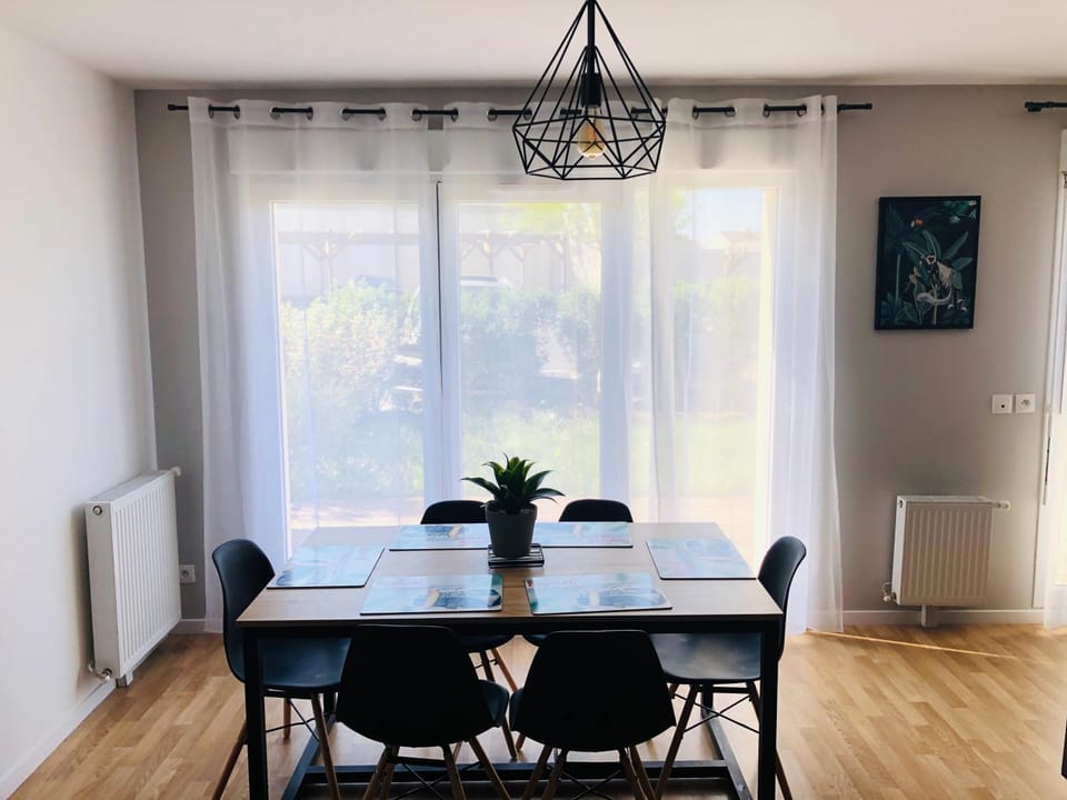 Living room, Seating area, Dining area