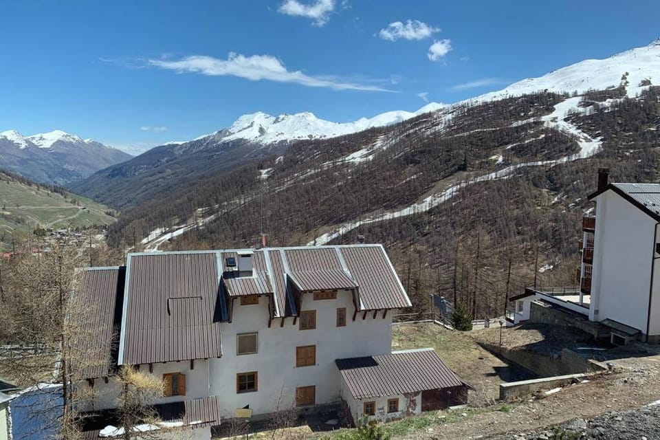 A 2 minuti dalle piste da sci e campo da golf. Apartment in Sestriere