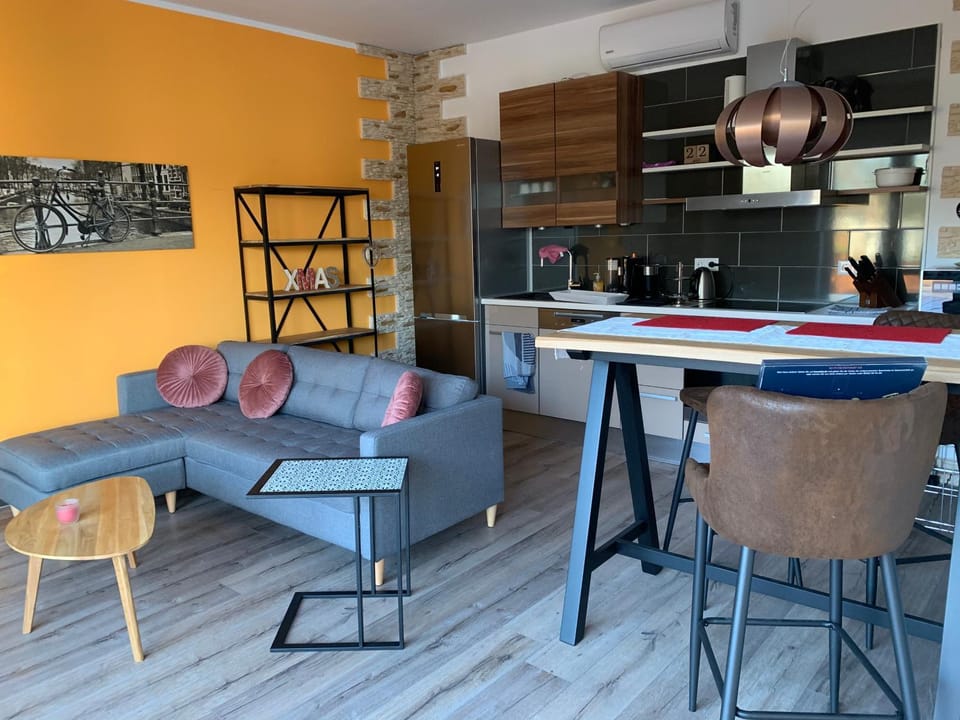 Kitchen or kitchenette, Living room, Seating area, Dining area