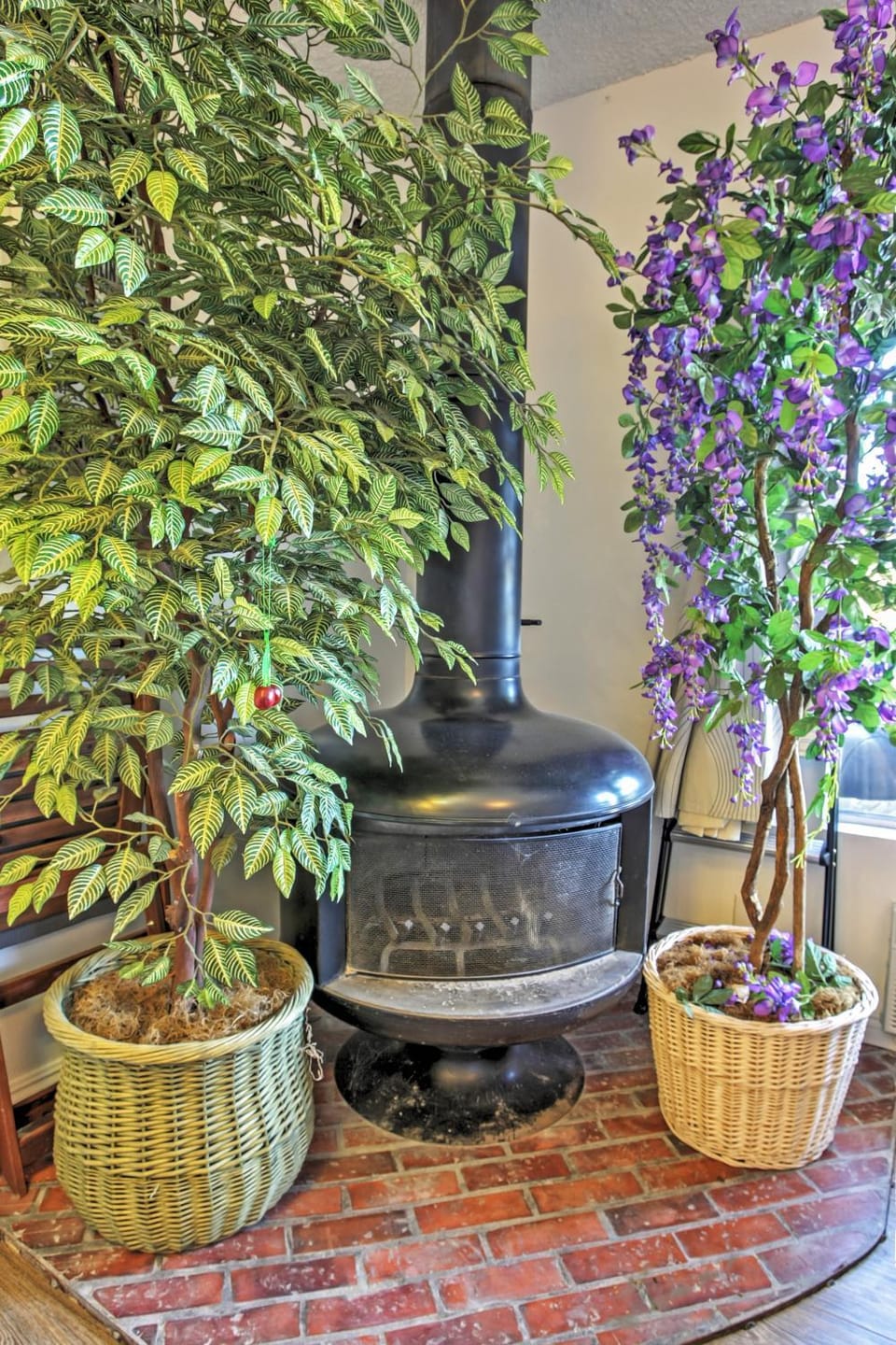 3 Mi to Dtwn Dining! Long Beach Condo with Balcony Apartment in Long Beach