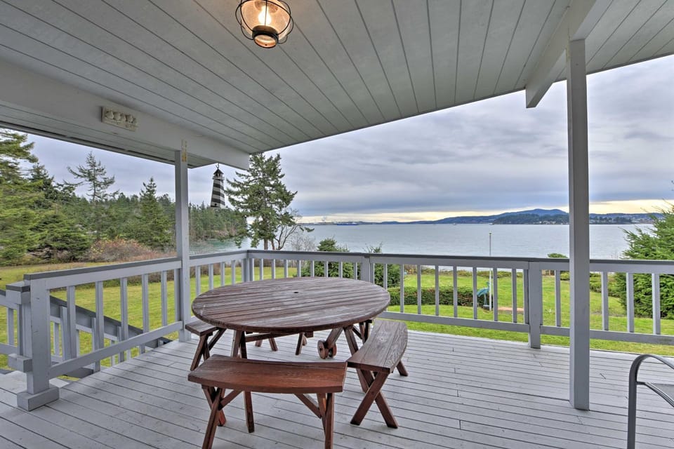 Bayfront Home - Take Ferry to the San Juan Islands House in Washington