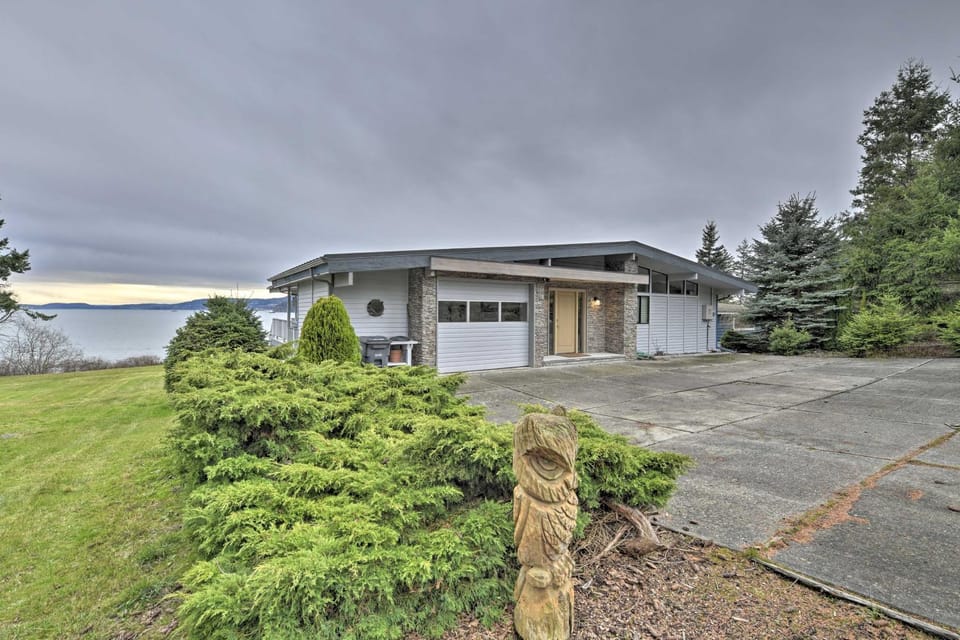 Bayfront Home - Take Ferry to the San Juan Islands House in Washington