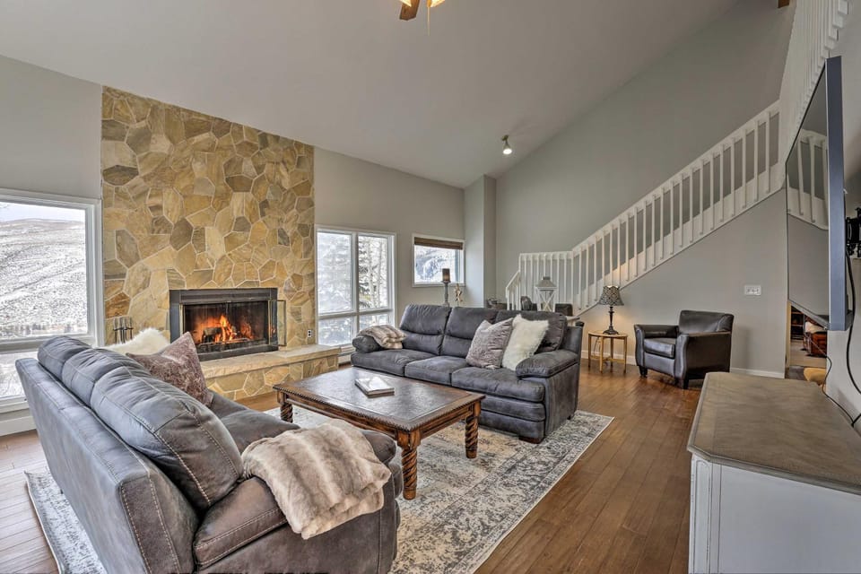 Avon Duplex w/ Hot Tub: Near Vail Hiking & Golf! Apartment in Eagle County