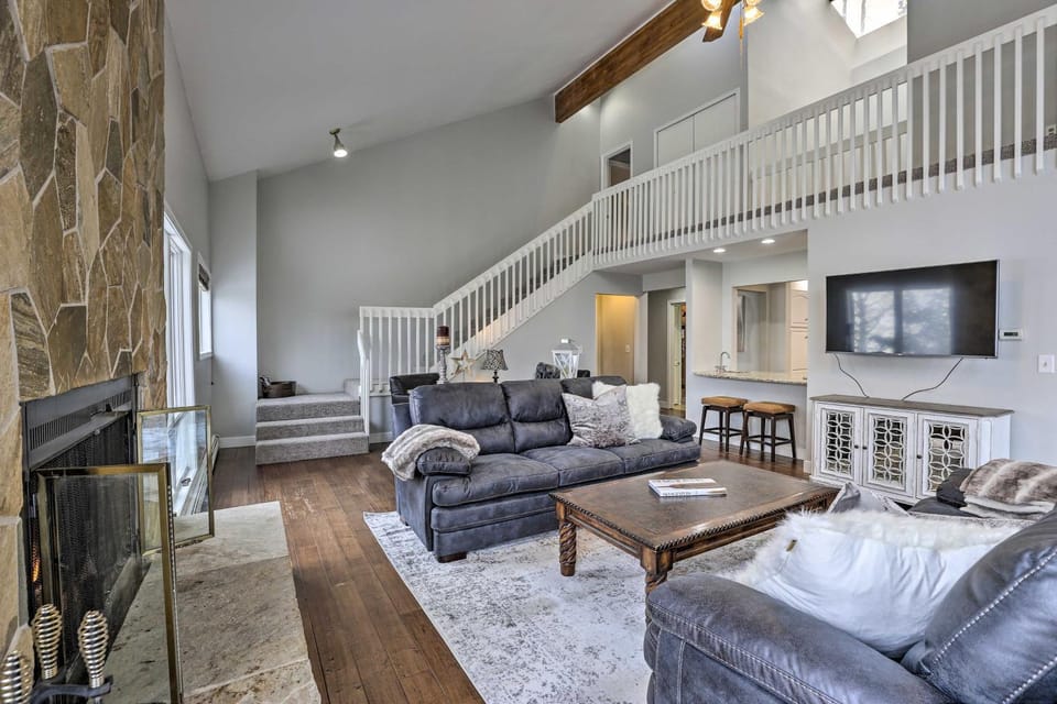 Avon Duplex w/ Hot Tub: Near Vail Hiking & Golf! Apartment in Eagle County