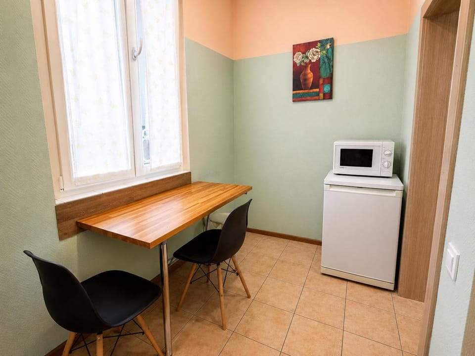 Kitchen or kitchenette, Dining area