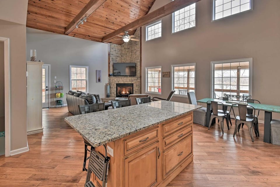 Lakefront Retreat w/ Views, Near Mammoth Cave! House in Nolin Lake