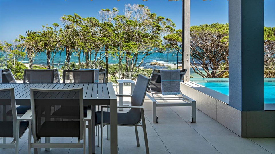 View (from property/room), Balcony/Terrace, Pool view, Sea view, Swimming pool, sunbed