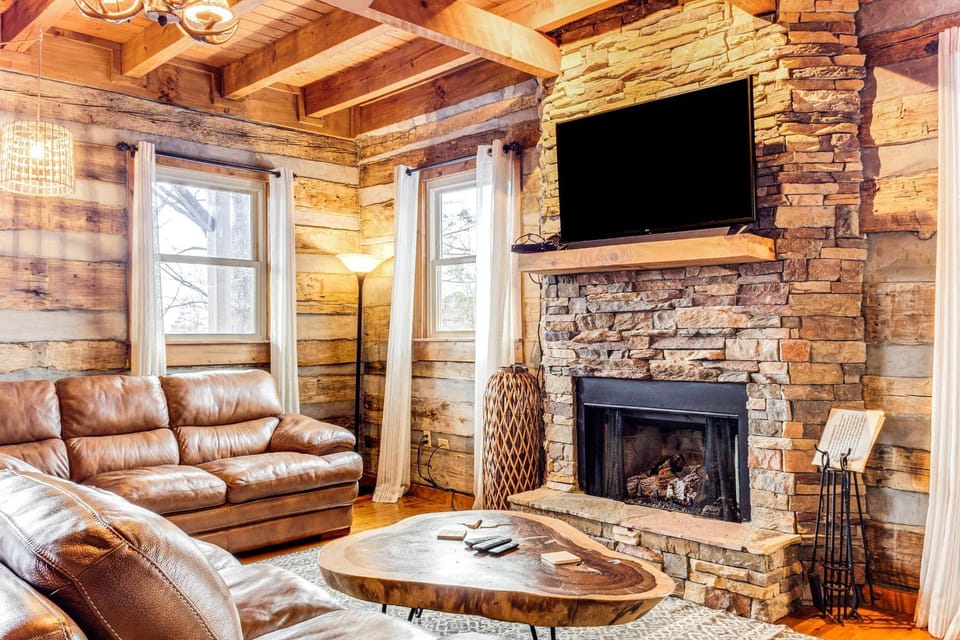 Spacious Gatlinburg Cabin with Hot Tub and Game Room! Cabin in Gatlinburg