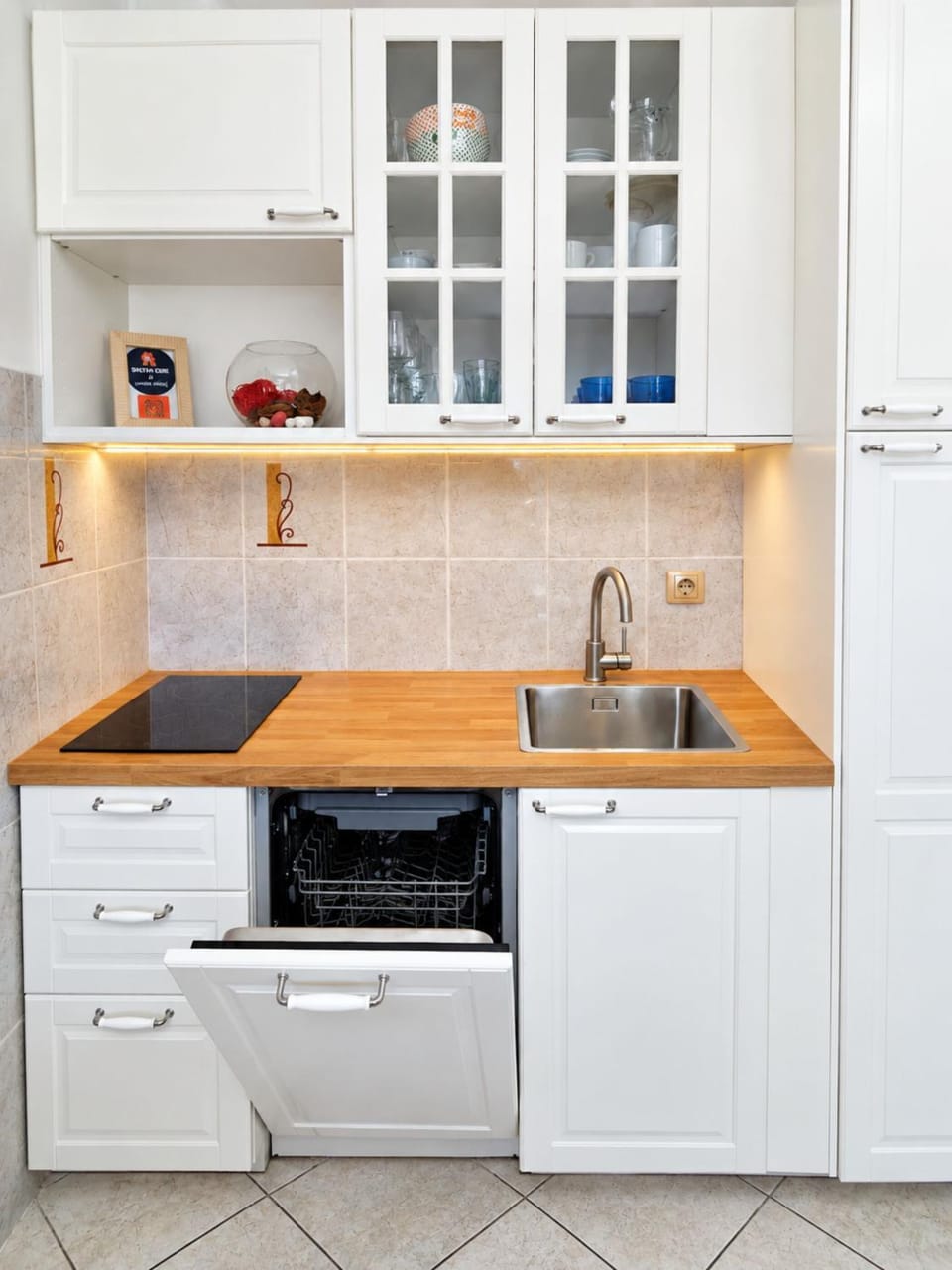 Kitchen or kitchenette, dishwasher, stove