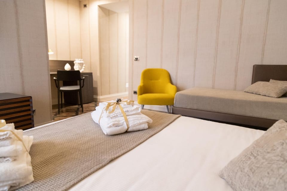Bed, Photo of the whole room, Seating area