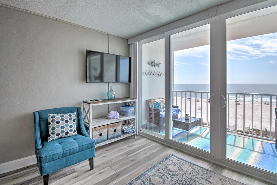 Bright Gulf Shores Beachfront Condo w/ Pool Access House in Gulf Shores