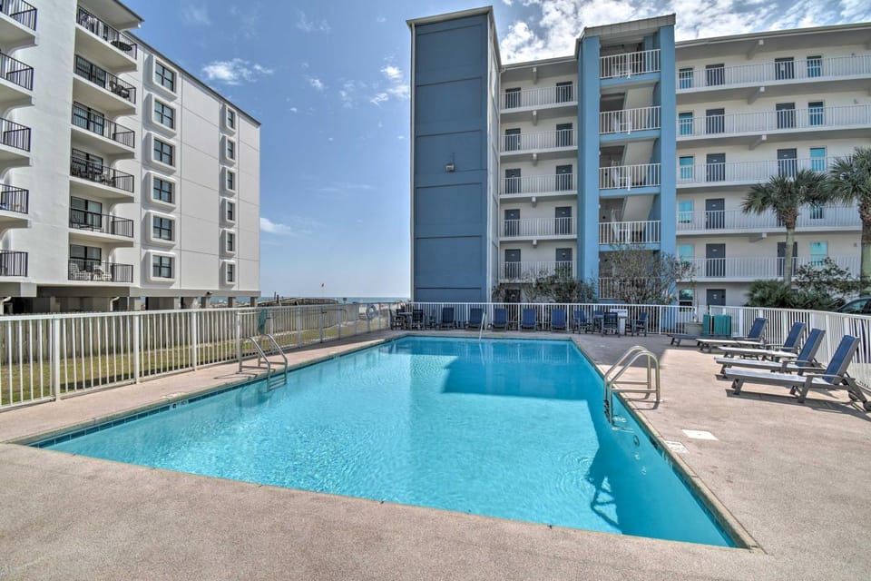 Bright Gulf Shores Beachfront Condo w/ Pool Access House in Gulf Shores